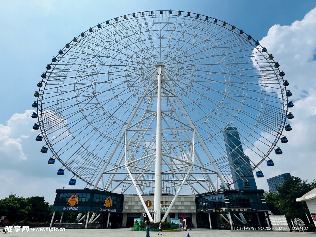 城市中的巨型摩天轮景观