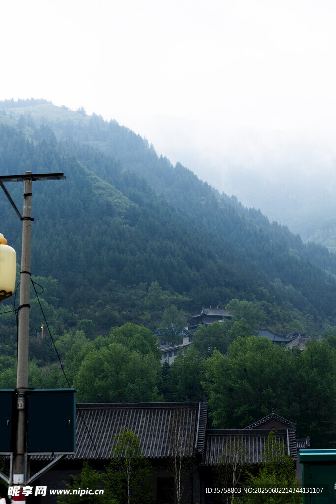 山间朦胧景致