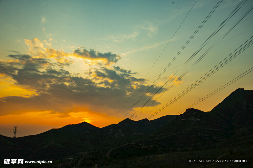 夕阳下的山峦与电线
