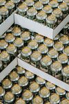 罐装食品整齐排列展示