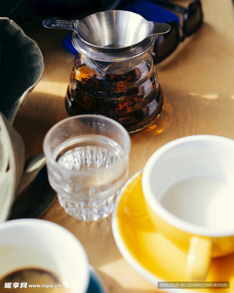 桌上的咖啡器具与杯子