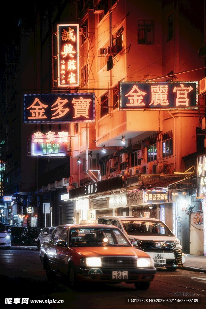 夜晚繁华街道的霓虹店铺