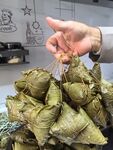 手拎粽子 传统美味呈现