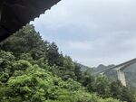 山间绿意与远处桥梁景观
