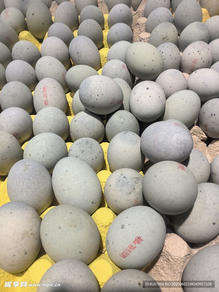 灰色球体整齐排列展示