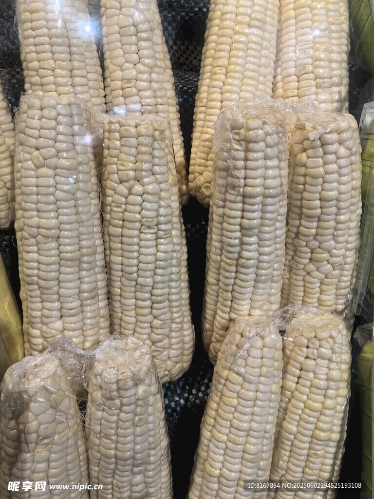 新鲜玉米棒展示