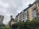 多层住宅周边绿植环绕