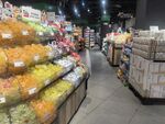 超市内琳琅满目的商品陈列