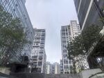 城市高楼间的绿植景观