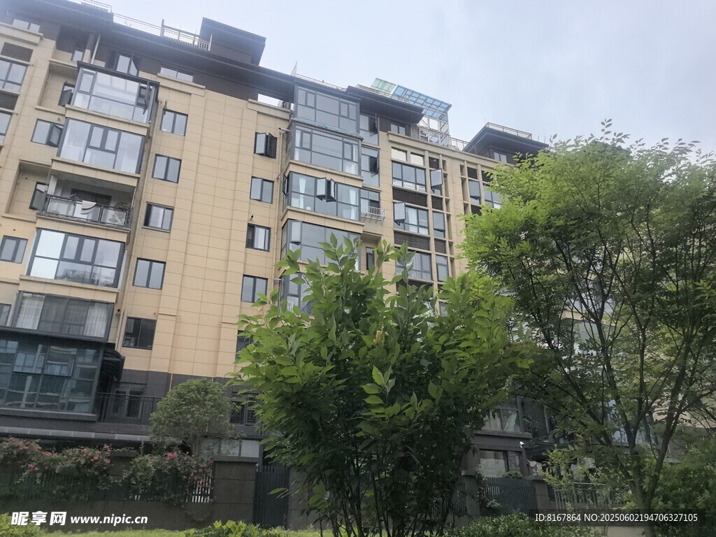 现代高层住宅与绿植景观