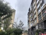城市中的居民楼与绿植