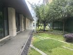 庭院式建筑外的清幽小径