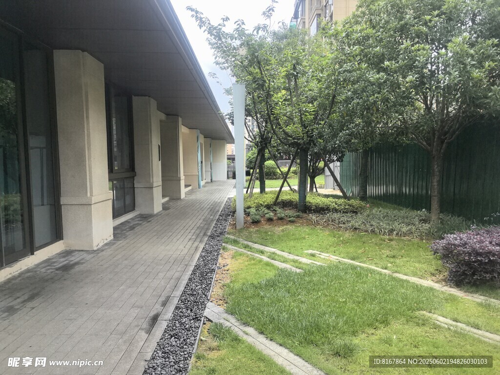 庭院式建筑外的清幽小径