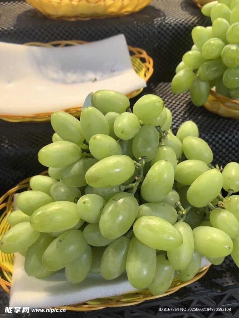 新鲜葡萄摆放在精美盘中