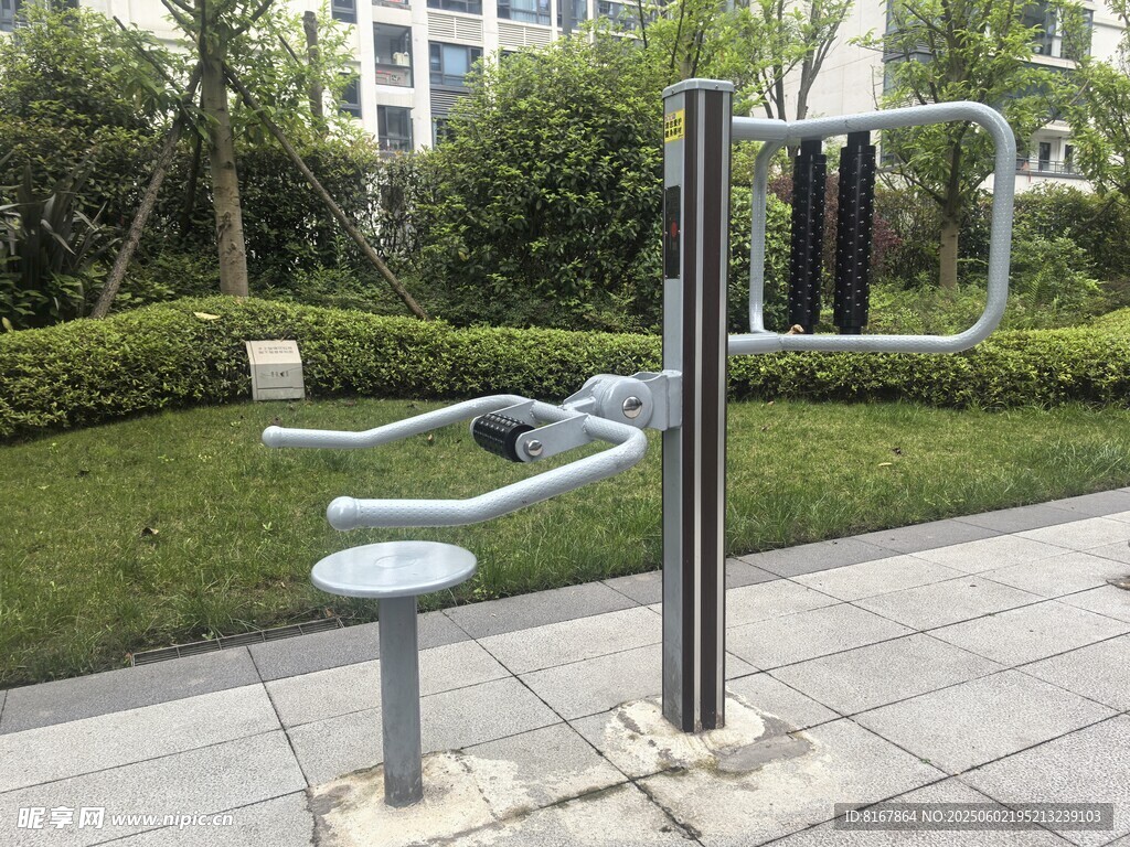 户外健身器材 公园一角