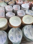 精美多样陶瓷餐具陈列
