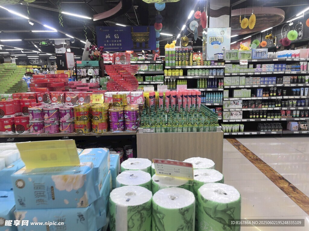 超市内丰富多样的商品陈列
