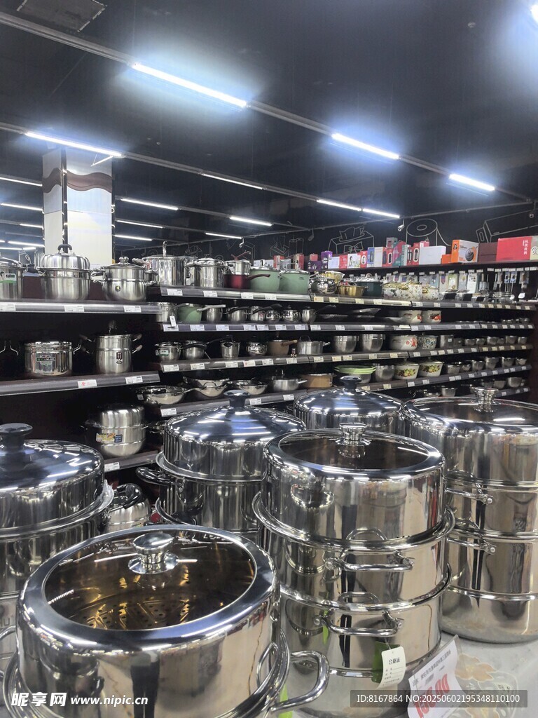 超市内的多样不锈钢厨具