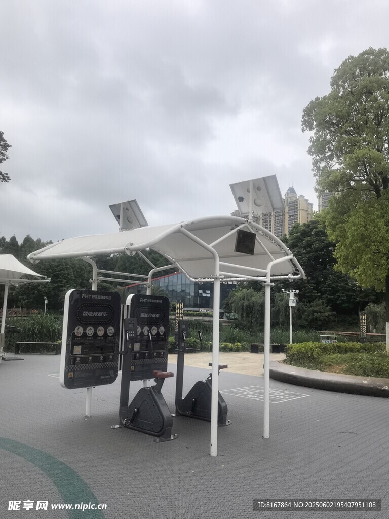 户外太阳能设备展示场景