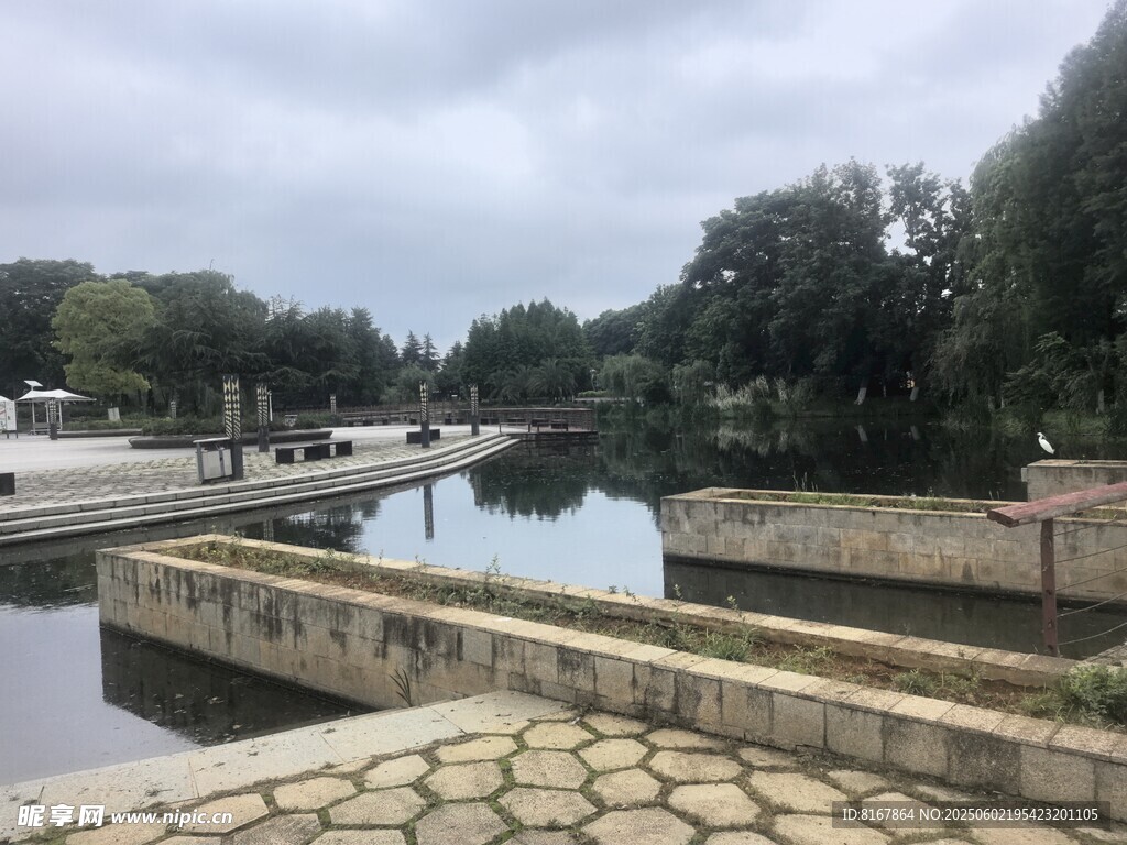 河畔石桥风景