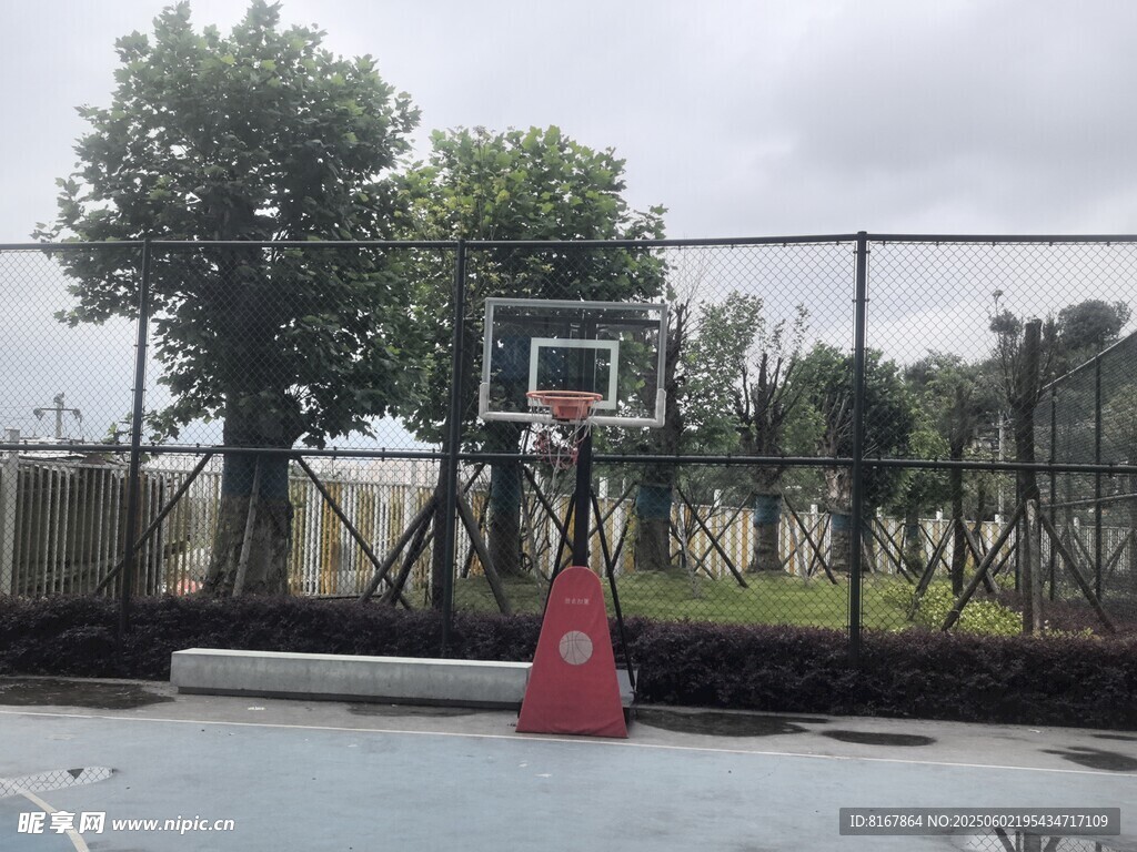 户外篮球场景及交通锥