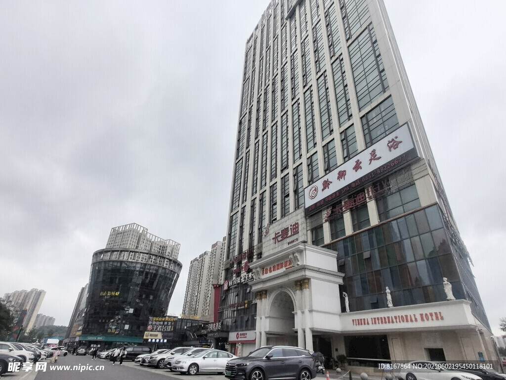 城市高楼大厦与停车场景观