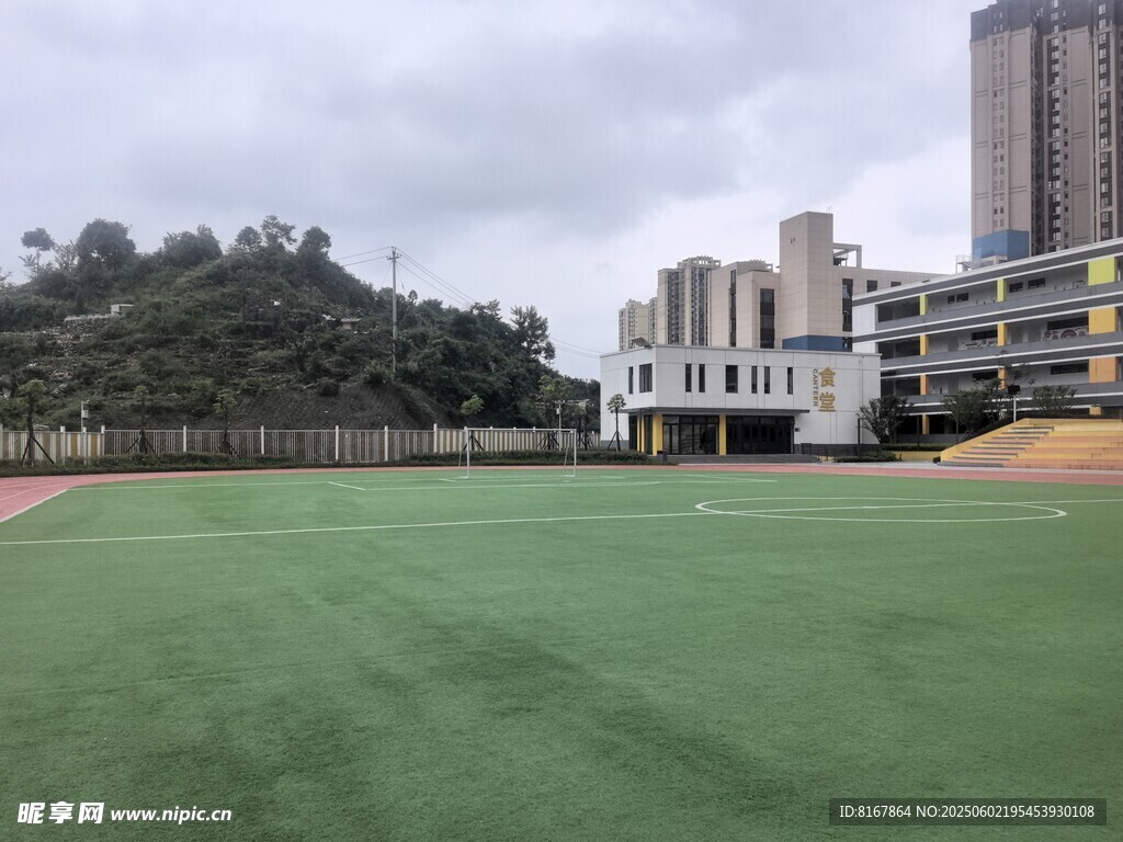 校园绿茵场与教学楼景观