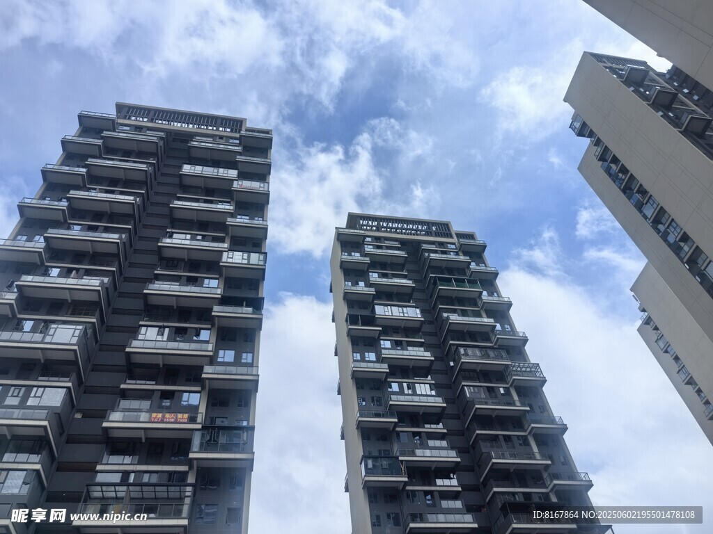 高层住宅楼仰视景象