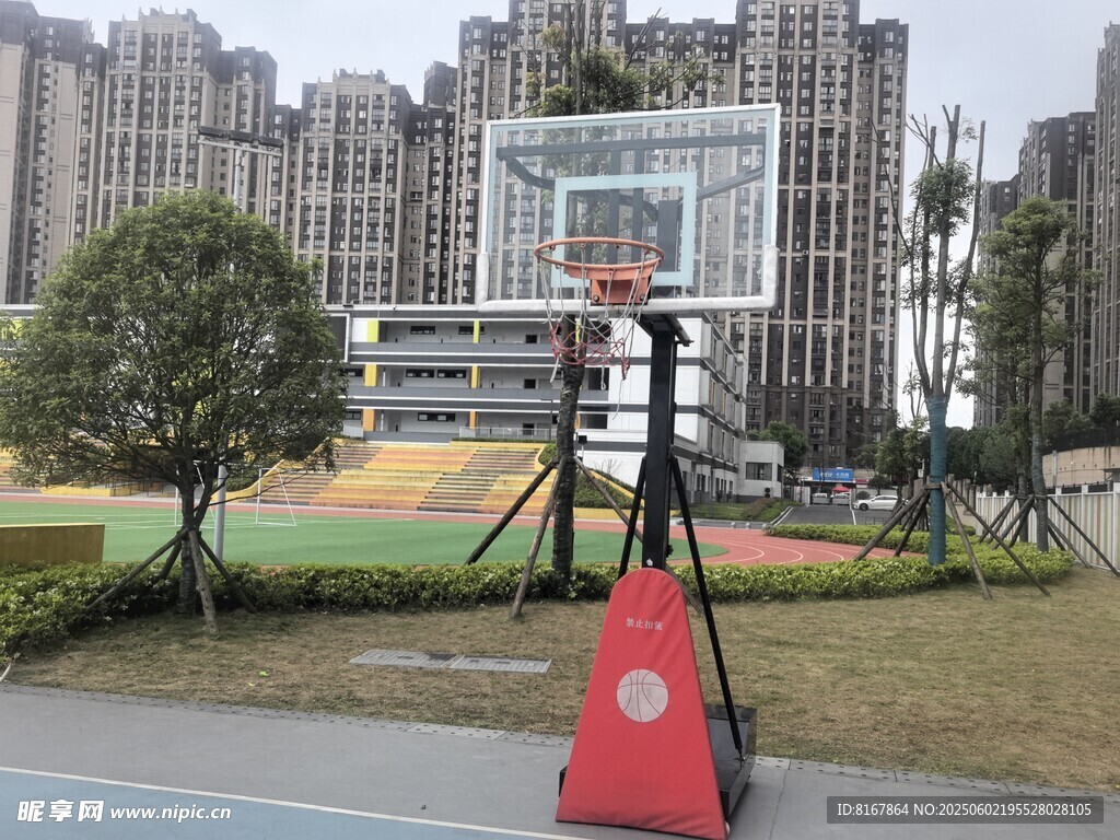 户外篮球架与城市建筑景观