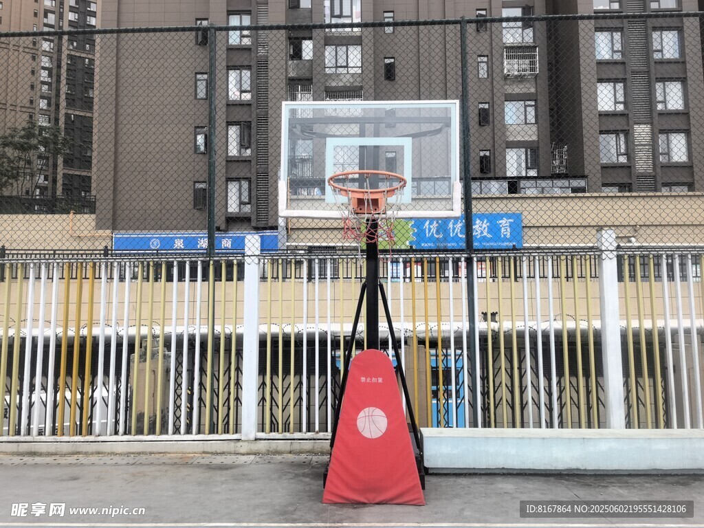户外篮球架及红色球袋