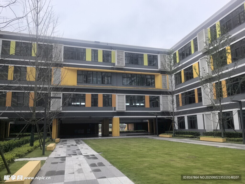 现代风格多层建筑庭院景观