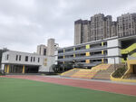 现代校园操场与教学楼景观