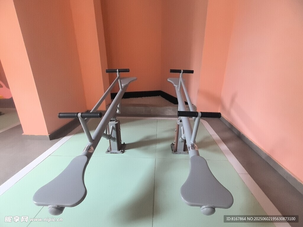 室内划船健身器材展示