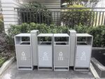 户外分类垃圾桶整齐排列
