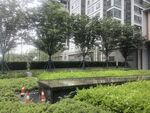 小区内的绿化景观与工人