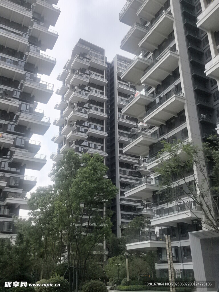 现代高层住宅与绿植景观