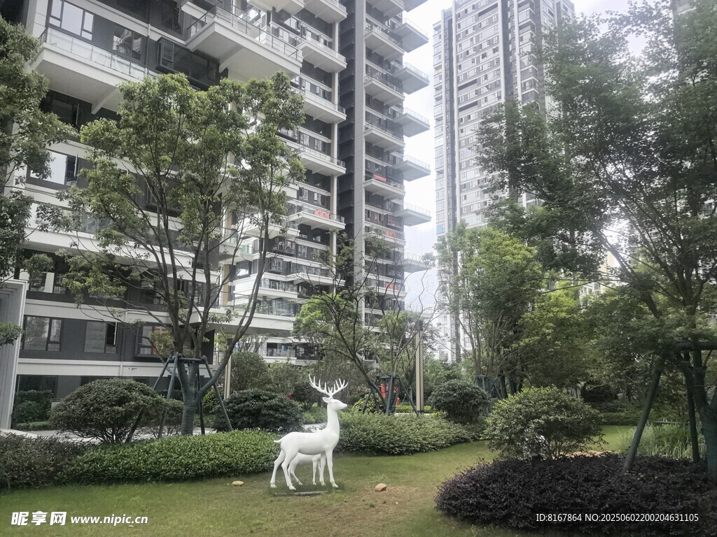 小区内的精致景观与雕塑