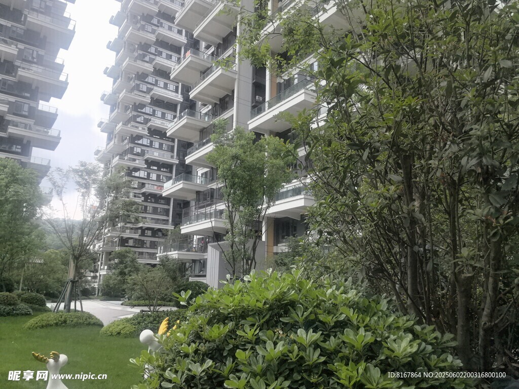 现代小区内的绿植与建筑景观