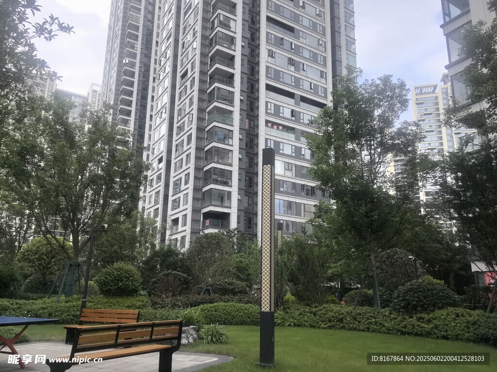 城市小区内的绿化与高楼
