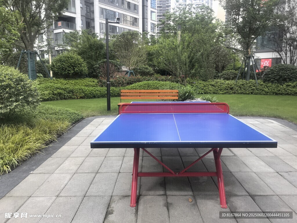 户外蓝色乒乓球桌