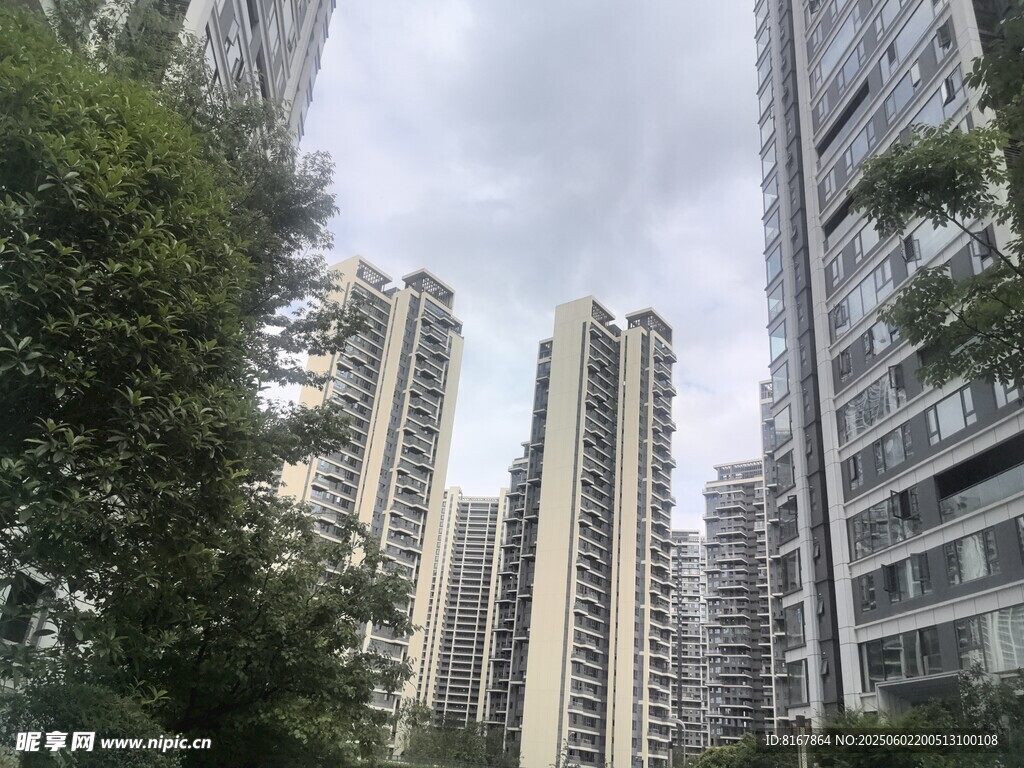 城市林立的高层住宅楼