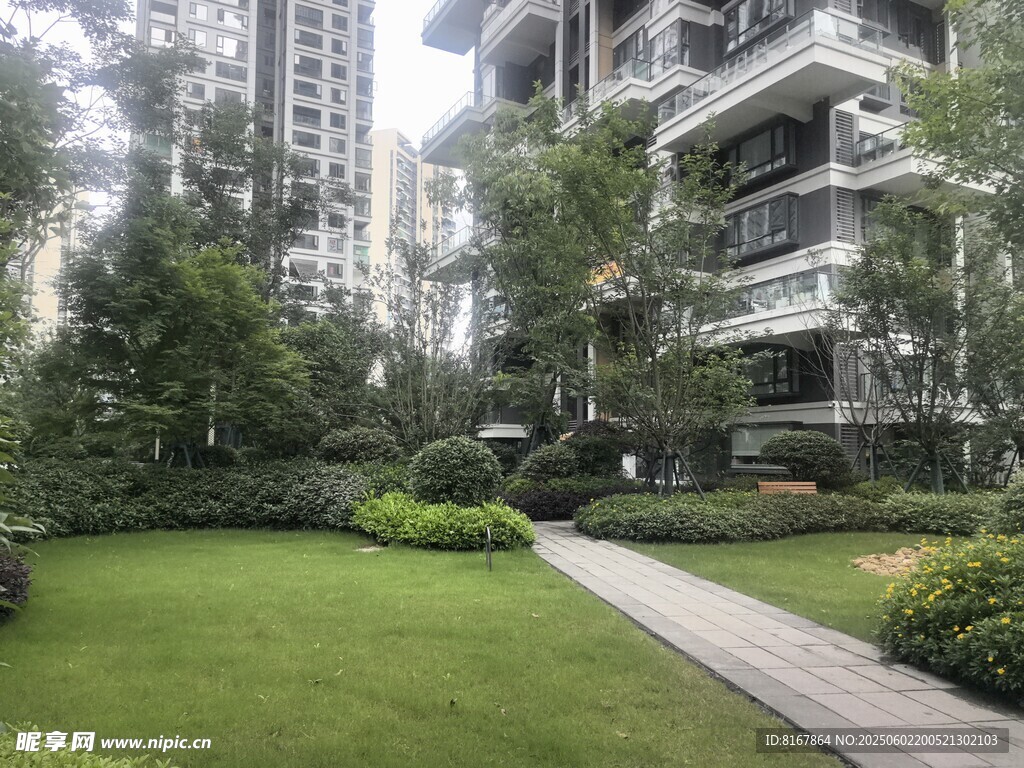 小区内的精致绿化景观