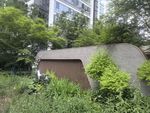 城市绿植环绕的独特建筑