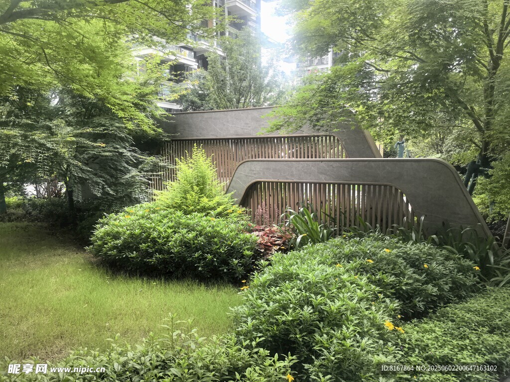 绿荫环绕的静谧小屋
