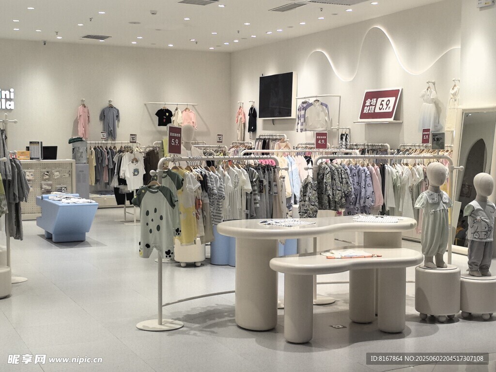 时尚服装店内部陈列展示