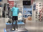 店内展示的运动服饰及装备