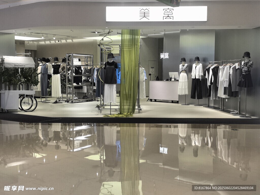 时尚服装店内部陈列展示