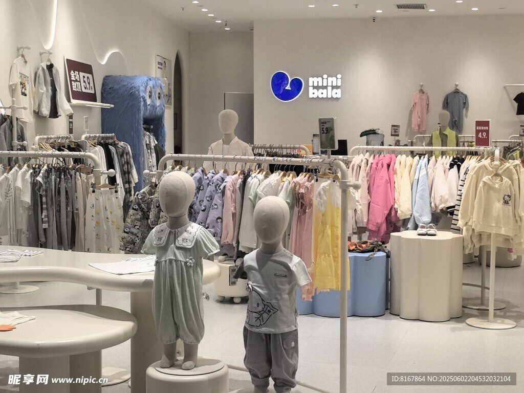 儿童服装店内部陈列展示