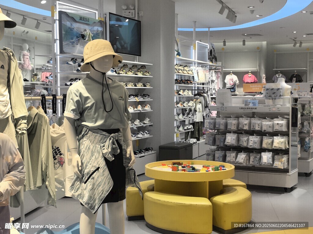 户外服饰店内景展示