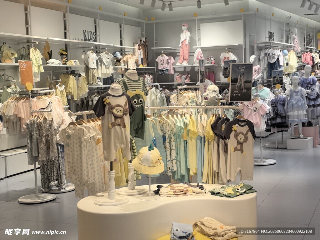 时尚童装店内部陈列展示